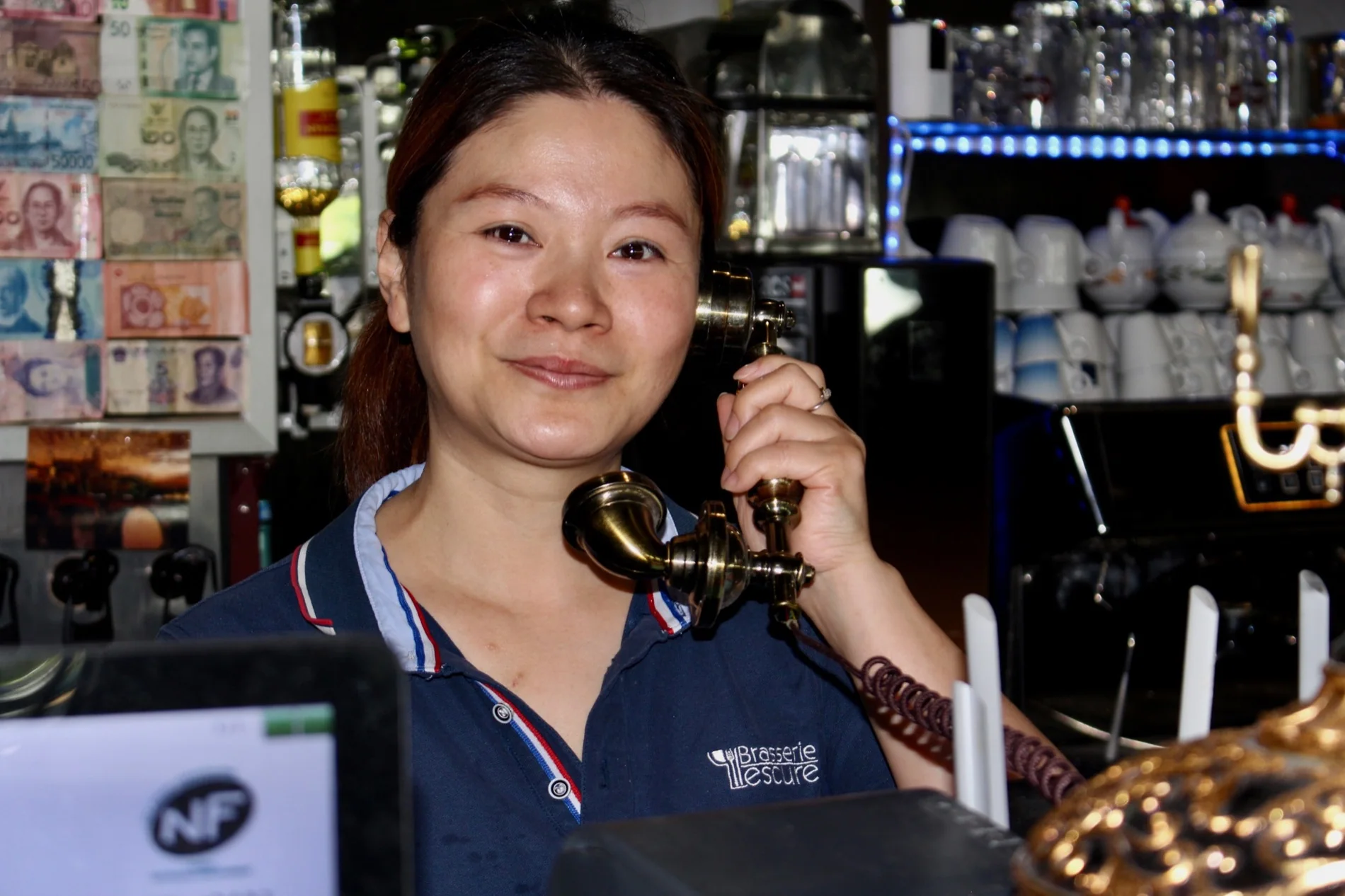 Lili accueille les clients à la Brasserie Lescure